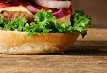 Настоящий, горячий, сочный классический бургер