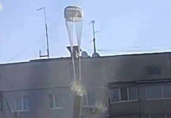 Россияне сбрасывают на Харьков бомбы на парашютах 0