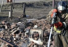 В Красноярском крае огонь с пала сухой растительности перешел на строения