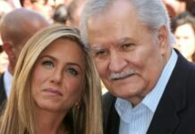 Дженнифер Энистон помирилась с отцом — и вручила ему «Эмми»