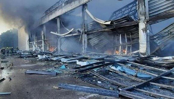 Разбор завалов на территории ТЦ в Кременчуге: обнаружено еще 5 фрагментов тел 0