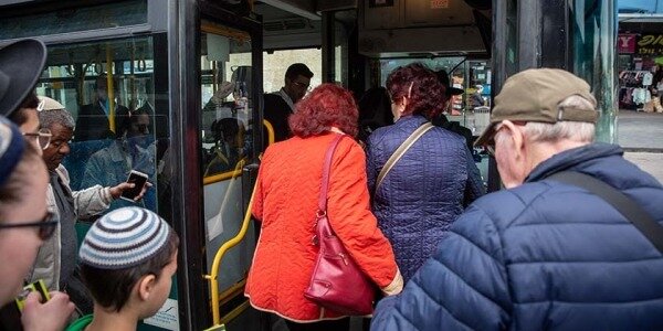 Теперь один общественный транспорт у нас будет для богатых, другой – для бедных. Из-за реформы тарифов на проезд в общественном транспорте дорога станет дороже для всех, но в первую очередь пострадают представители социально слабых слоев населения. Израильский информационно-аналитический сайт. Последние новости Израиля и мира, новости онлайн detaly.co.il0
