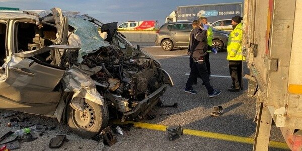 Тяжелая авария возле Петах-Тиквы. Столкнулись два легковых автомобиля. Израильский информационно-аналитический сайт. Последние новости Израиля и мира, новости онлайн detaly.co.il0