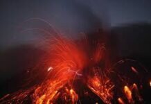 Извержение вулкана Сакурадзима в Японии: людей призвали спасаться