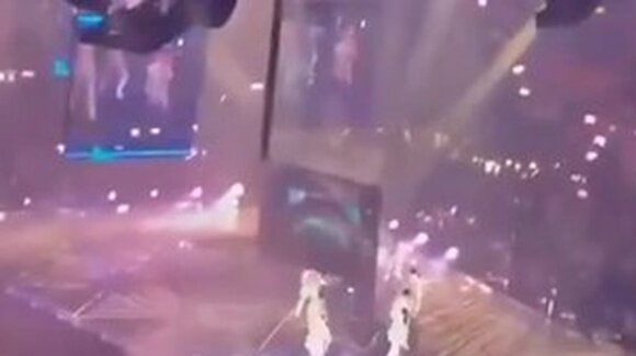Огромный экран рухнул на артистов во время концерта: видео 0