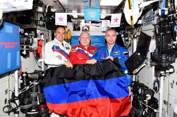 Российские космонавты развернули флаг 