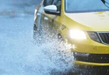 На севере Москвы такси сбило женщину с ребенком