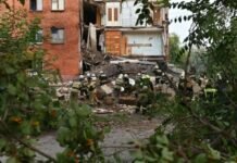 Жильцов обрушившегося дома в Омске разместят в ПВР