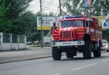 В Махачкале загорелась крыша торгового здания
