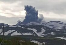 Вулкан Эбеко на Курилах выбросил столб пепла высотой почти три километра