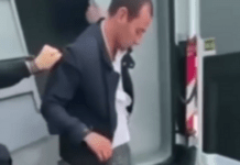 В петербургском метро задержали пьяного мужчину в ластах