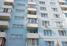 Сотрудники МЧС спасли девочку с балкона пятого этажа в Омске