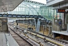 Пассажир московского метро попытался срезать путь через кабину машиниста