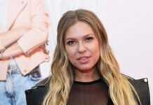 Певица Рита Дакота не комментирует задержание матери в Белоруссии