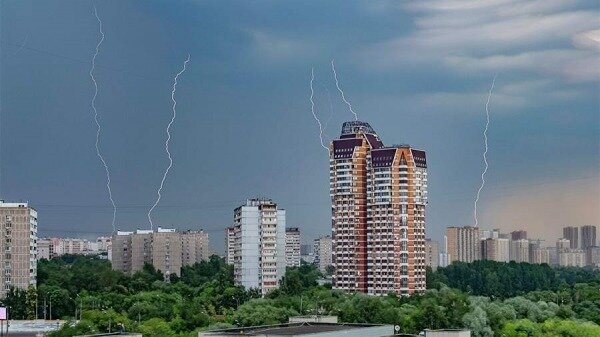 Москвичей предупредили о грозах и сильных порывах ветра0