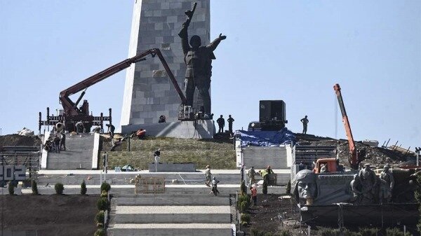 На Саур-Могиле в ДНР завершена установка фигуры Солдата-Победителя0