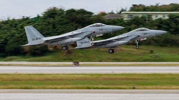 С военной базы США на Окинаве вылетели восемь истребителей F-150