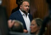 Суд обязал конспиролога выплатить $4 млн близким погибшего в Сэнди-Хук