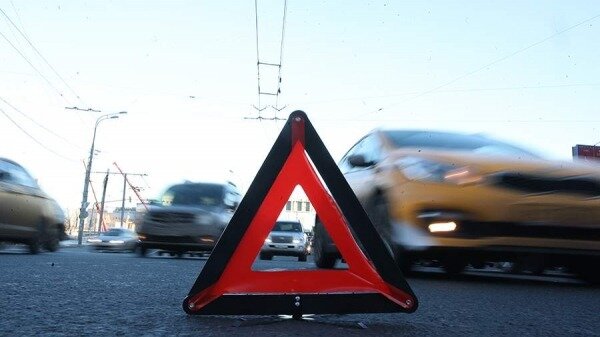 Человек пострадал при столкновении такси и автобуса на западе Москвы0