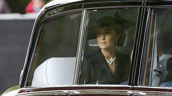 Кейт Миддлтон надела на похороны Елизаветы II подаренные королевой украшения0