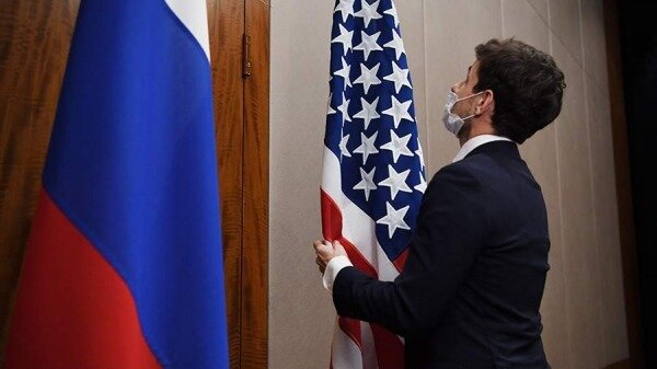 Лавров заявил о невозможности поддерживать нормальное общение с США0