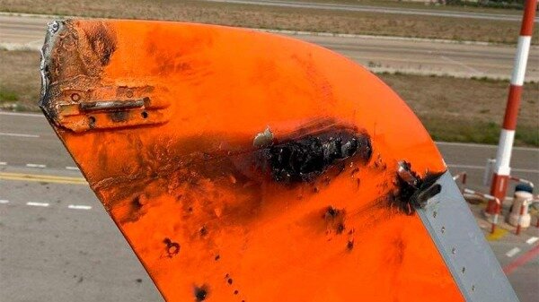Молния ударила по летевшему из Милана в Неаполь самолету0