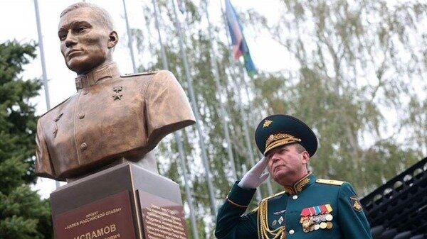 Памятник Герою России Дамиру Исламову открыли в Казани0