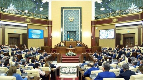 Парламент Казахстана одобрил поправки в конституцию о семилетнем президентстве0