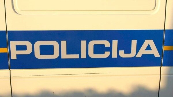 Полиция Литвы начала поиск нарисовавших на дорогах и мостах российские флаги0