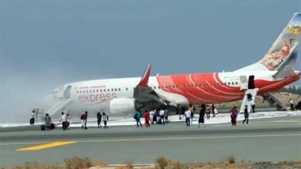Самолет авиакомпании Air India Express загорелся в аэропорту столицы Омана0