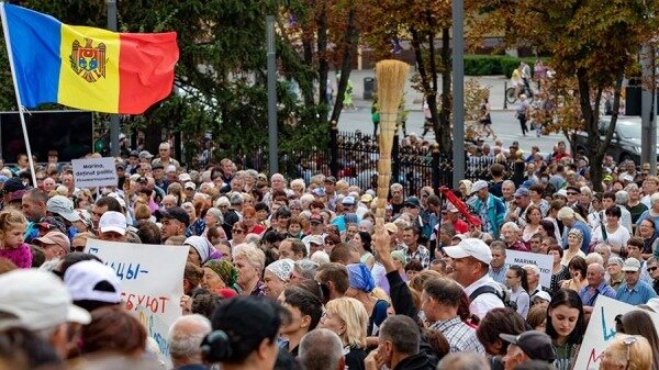 Сторонники оппозиции провели пикет у здания правительства Молдавии0