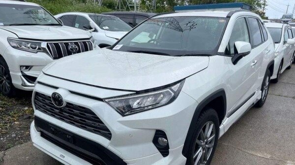 Toyota из-за нехватки деталей приостановит производство модели RAV 40
