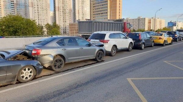 В Москве на Алтуфьевском шоссе столкнулись шесть машин0