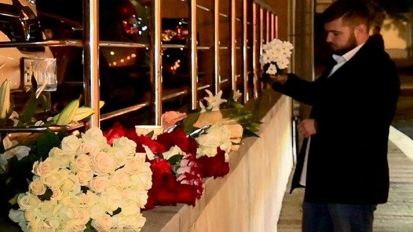 В Москве начали нести цветы к британскому посольству в память о Елизавете II0