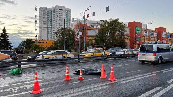В Москве таксист сбил курьера на моноколесе0