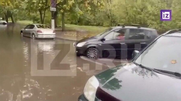 В подмосковном Королеве из-за ливней затопило дороги0
