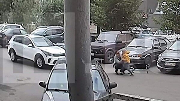 В Уфе ребенок попал под машину и уехал с места ДТП на самокате0