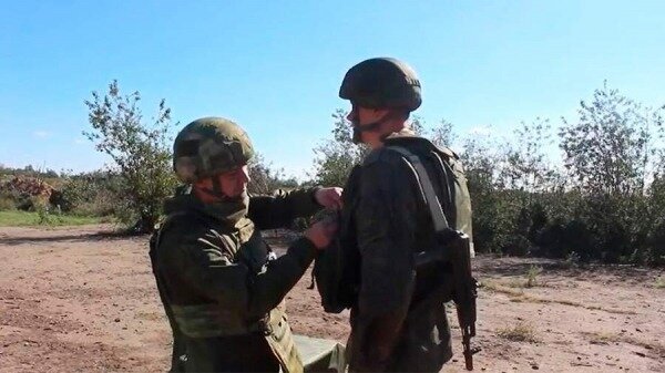Военнослужащим ВДВ вручили награды за мужество и героизм0