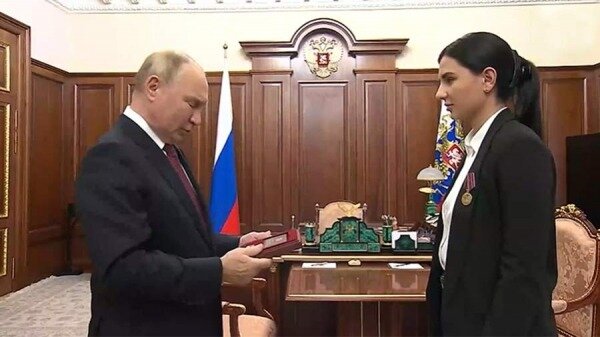 Путин передал дочери погибшей Ольги Качуры звезду Героя России0