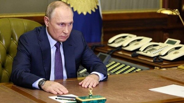 Путин указал на необходимость консолидации и помощи регионам в условиях санкций0