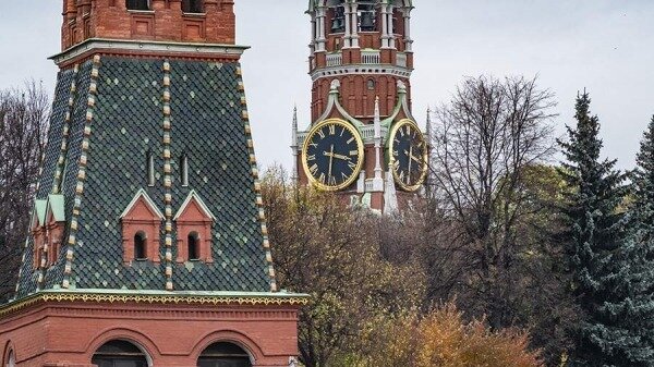 В Кремле заявили об обсуждении Путиным текущих вопросов с главами новых регионов0