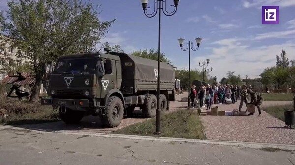 Военнослужащие ЦВО оказали гуманитарную помощь жителям ЛНР0