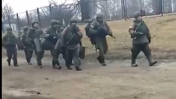 На Сумщине военные РФ бросили технику и отправились пешком. Видео 0